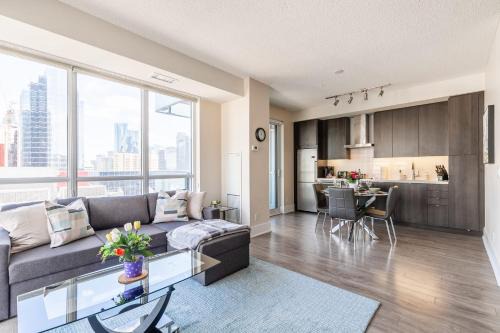 Roland Stylish 1BR Suite on 21st Floor Nearest Intersection John St