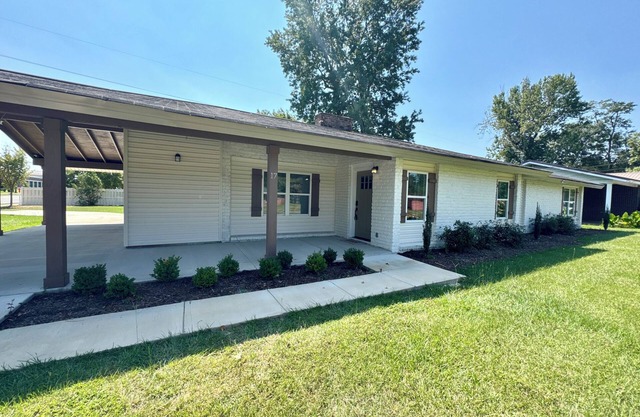 Rolling Tides | Tuscaloosa Vacation Rental-1.3 Miles to Bryant-Denny Stadium!