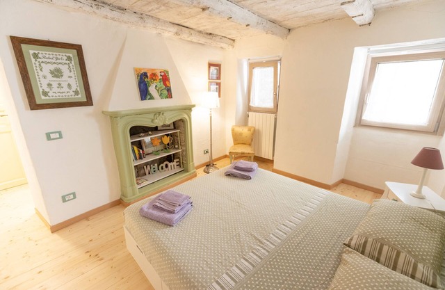 Romantic and cuddly double room with fireplace-library and giant shower.