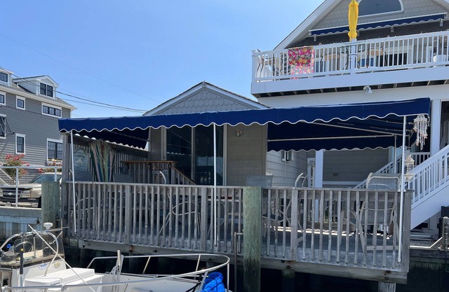 Romantic Bayfront Cottage - Pet Friendly!