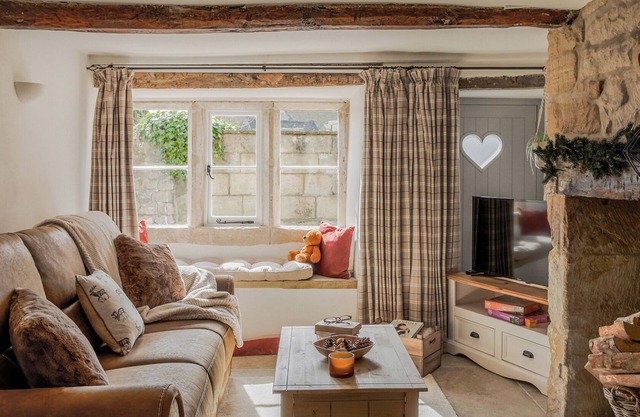 Romantic Dog-Friendly Cotswolds Retreat With Views of Slad Valley, Painswick