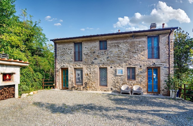 Romantic Escape in the Countryside. 10 minutes away from Lucca!