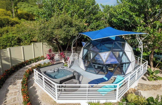 Romantic Escape, Private Hot Tub, Gameroom, Near Beach, Exotic Birds, A/C
