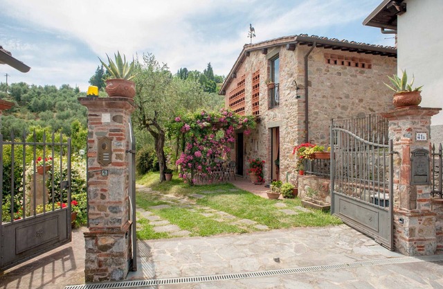 Romantic farmhouse villa in Lucca to sleep 5 guests with private pool and wi-fi