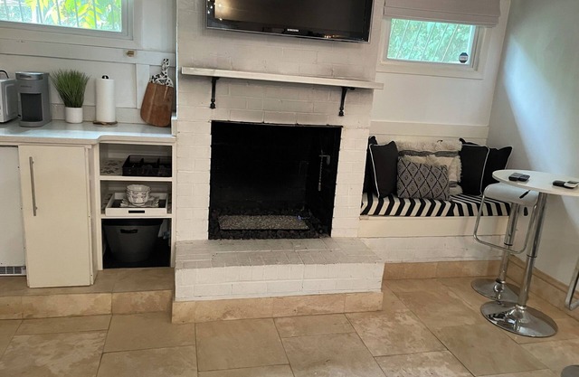 Romantic getaway near downtown in a historic neighborhood. Greenery everywhere!