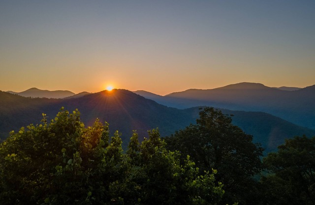 Romantic Getaway with real wood fireplace, Hot tub, Spectacular Mountain Views