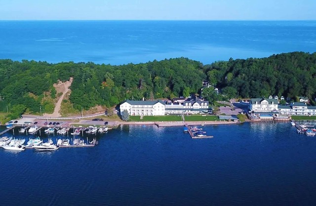 Romantic Hideaway – Stroll to Lake Michigan, HOT TUB OPEN ALL WINTER!