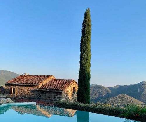 Romantic Med Chic Retreat with pool on GR trail