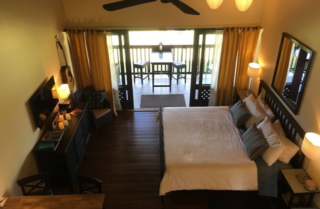 Romantic Modern Upstairs Corner Studio with Ocean View, on the Island of Molokai