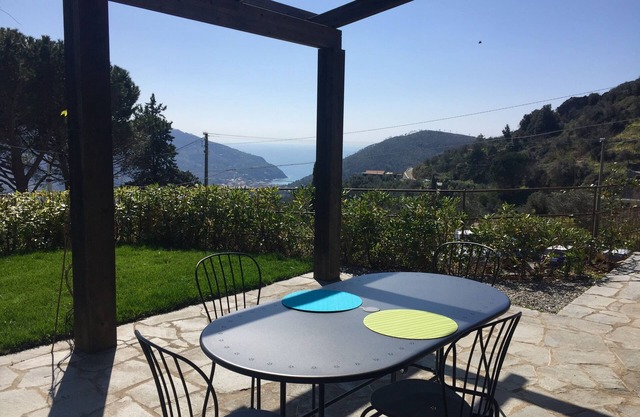 Romantic nest seaview. Tipical stone house with garden close to Cinque terre