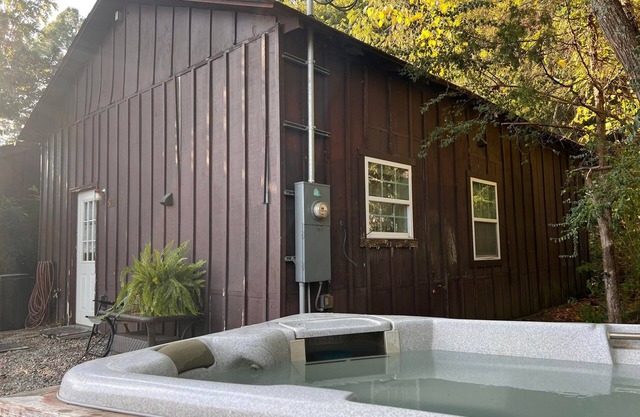 Romantic Paris Themed Cabin with HotTub and Parking for ATV's
