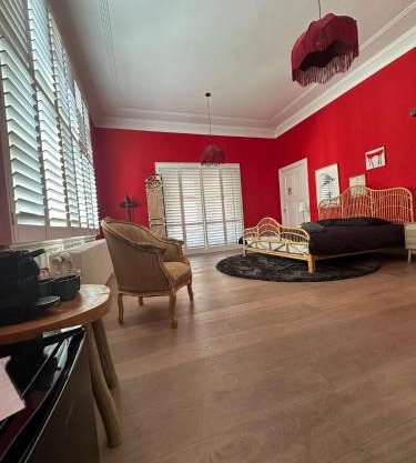 Romantic Rouge Suite - With Round Bath