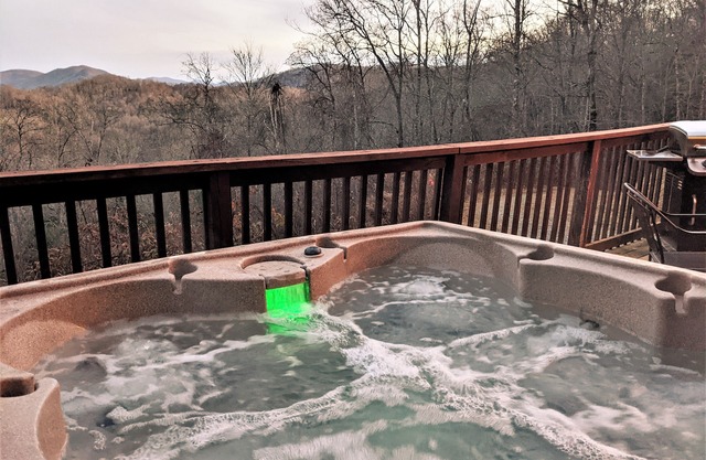 Romantic & Secluded Adventure Log Cabin w/HOT TUB + Amazing Mountain Views