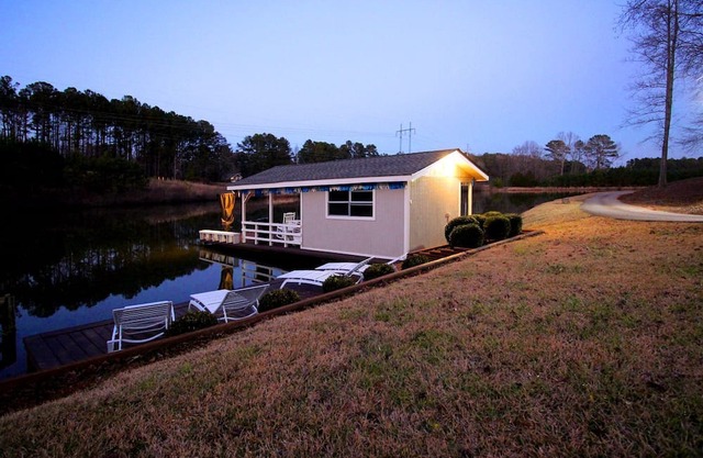 Romantic Vacation Rental with Hot Tub in Villa Rica, Georgia