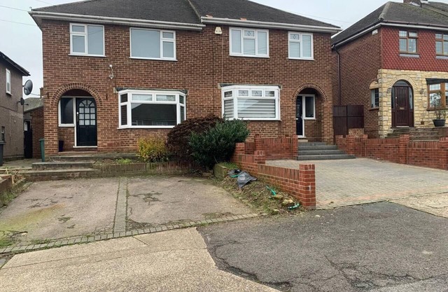 Romford - House - Sleeps 6 - Garden - Parking