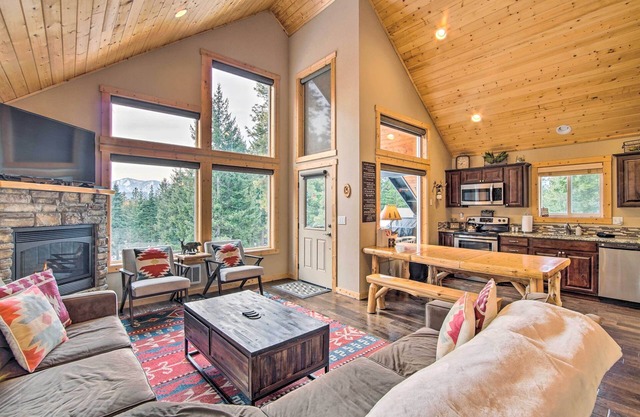 Ronald Cabin w/Private Hot Tub Near Lake & Trails