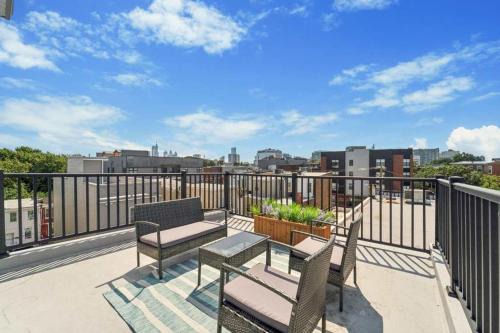 Roof deck w city views - brand new 3bd 3ba