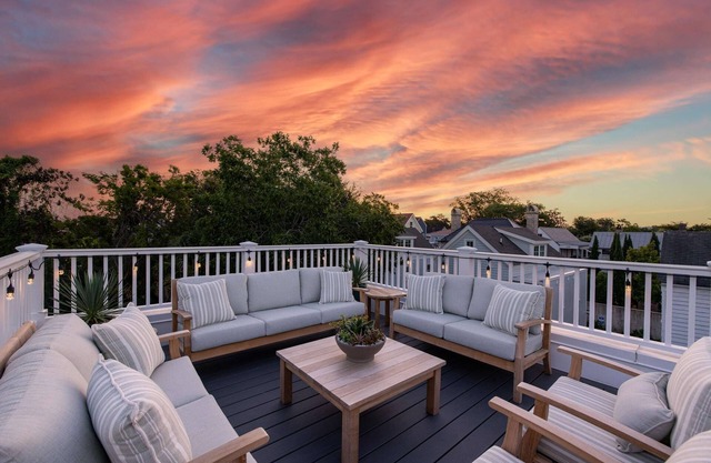 Rooftop & Hot Tub + Parking - 3 Blocks to King!