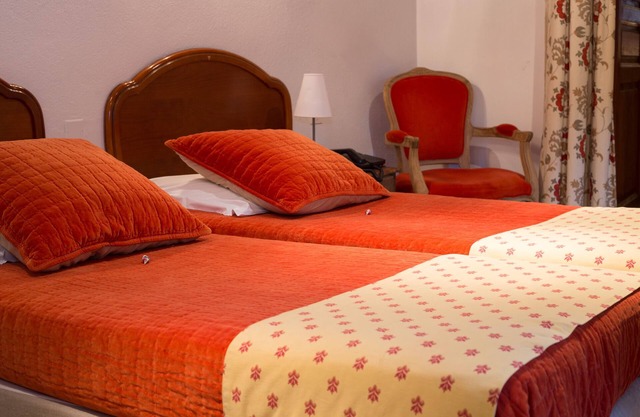 Room '12' with shared pool, Wi-Fi and air conditioning