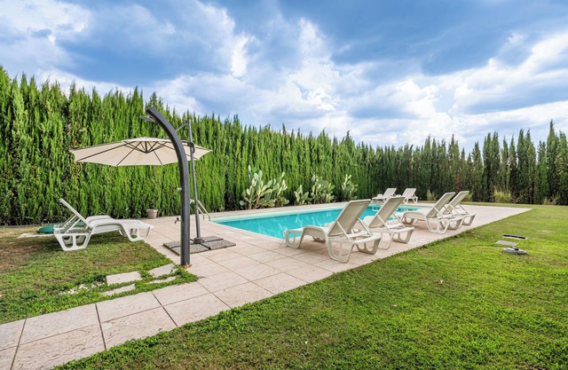 Room 'Azalea' with Shared Pool, Wi-Fi and Air Conditioning