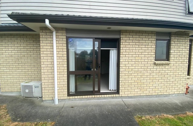 Room in Hillsborugh Auckland. Close to Motorway 10-15 minutes to CBD and airport