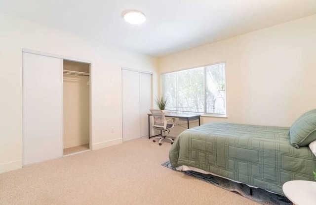 Room in Renovated Flat w/En-suite Bath and DECK