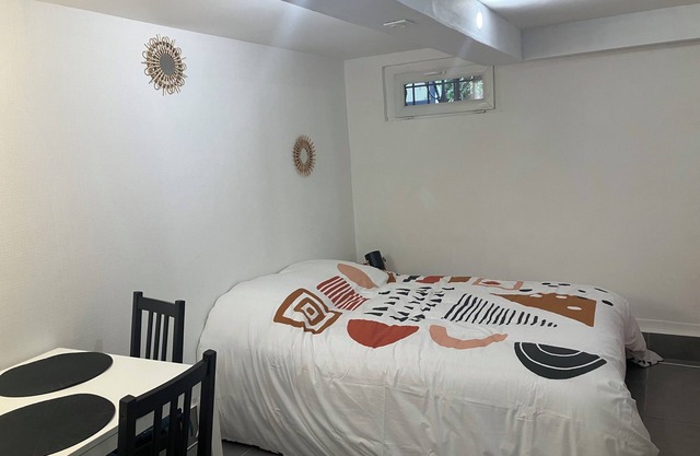 Room in single-family house near streetcar with shared kitchen and bathroom