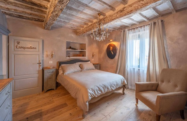 Room 'L'imbrunire - Il Lampadone' with Shared Garden, Wi-Fi and Air Conditioning