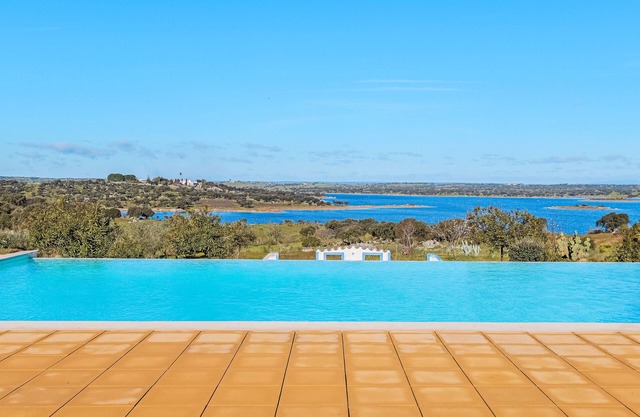 Room 'Lebre' with Shared Pool, Wi-Fi and Air Conditioning