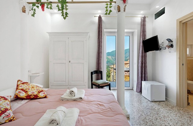 Room 'Pompei Con Vista Vesuvio' with Mountain View, Wi-Fi and Air Conditioning