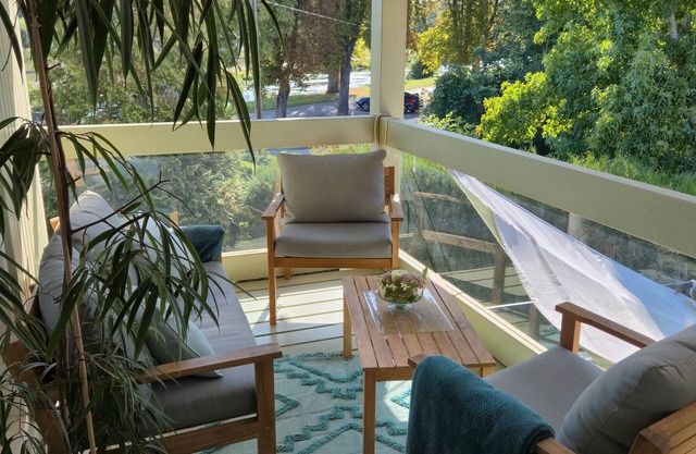 Room with Private Bathroom and Balcony by the Canal