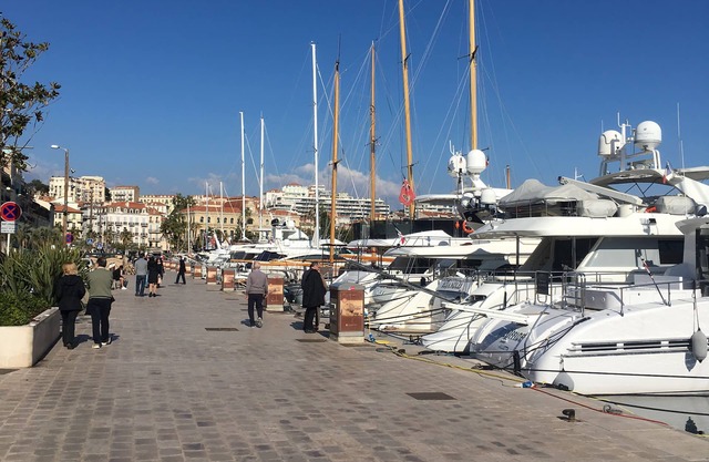 rooms 40 m² 100 m from the beach and harbor 5 minutes from the Croisette Luxury building