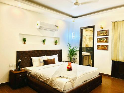 Roomshala Luxurious Studio Apartment In South Extension