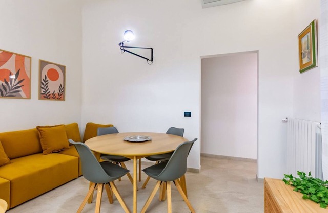 Roomy 100 sqm apartment, able to comfortably accommodate up to 6 people, located on the first floor (without lift) of a period building. The property is located in the heart of Florence (Traffic-Restricted Area), a few steps from the Basilica of San Lore