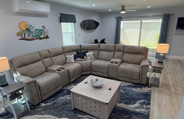 Roomy 2-bedroom condo, close to beach and Carlsbad Village