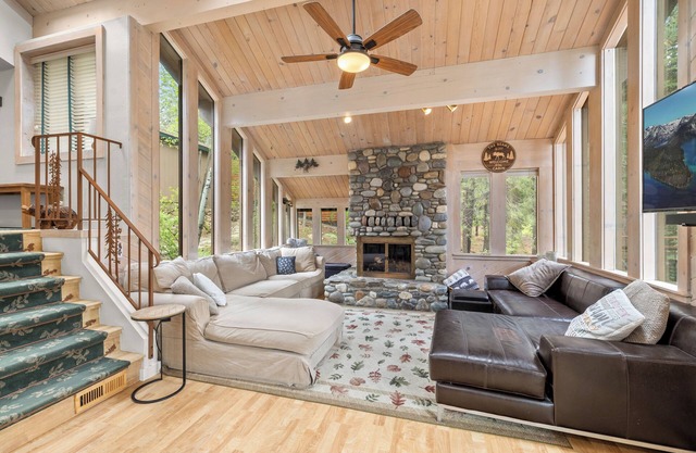 Roomy 2BR Home w/Loft, on Shuttle Route at Northstar w/Cozy Fireplace and Amenity Access!