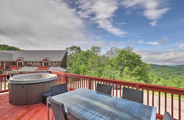 Roomy Mars Hill Townhome w/Deck + Mtn Views!