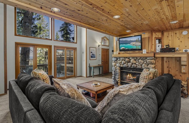 Roomy Northstar Home w/Private Hot Tub, 2 Living Rooms, on the Shuttle Route!
