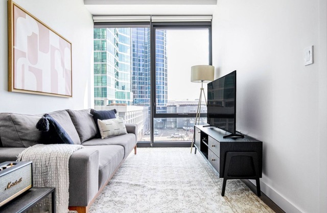 Roomy South Loop 1BR w/Pool, Lounge, walk to CTA Trains, by Blueground