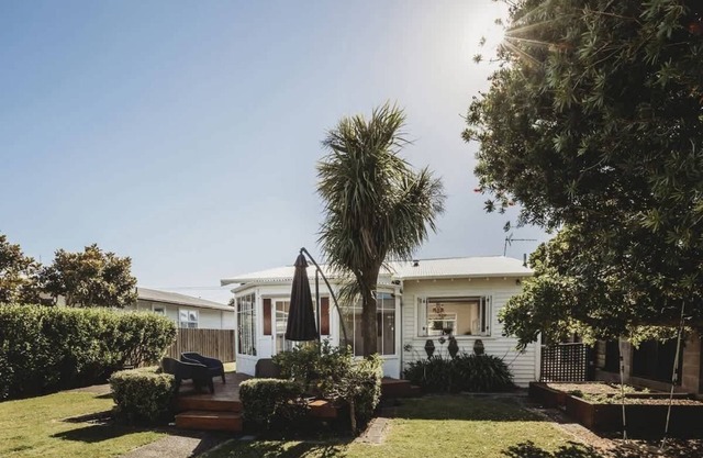 Rophia Retreat: Family Bungalow in New Plymouth