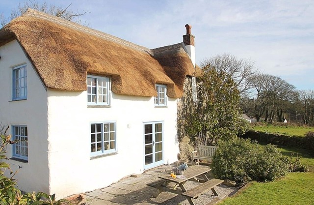 ROSE COTTAGE, pet friendly, with open fire in Manaccan