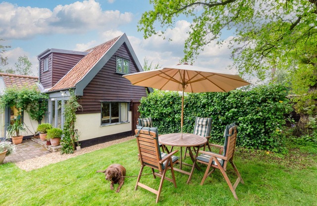 Rose Lodge - Two Bedroom House, Sleeps 4