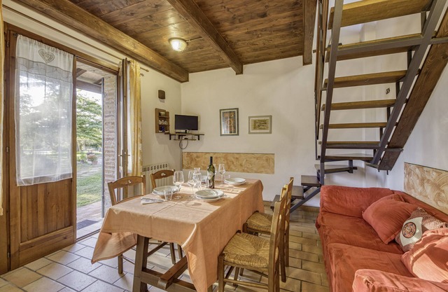 Rosehip apt with shared pool, Castiglione del Lago, Italy