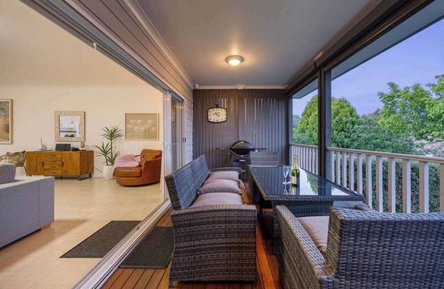 Rosey's Cottage | 600m to Beach & Mountain Views