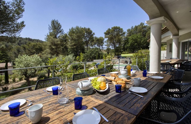 Rouvières. Heated pool, air conditioning, gym