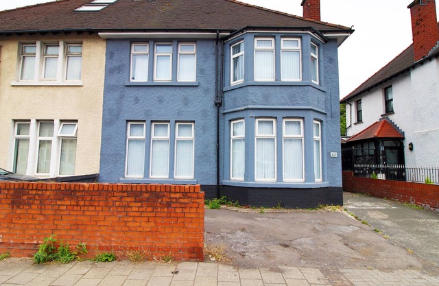 Royal Oak House by Tŷ SA-5 bedroom house