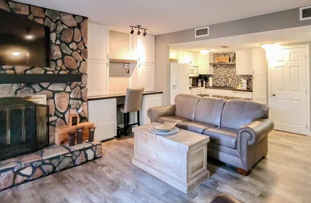 Rural condo w/wood fireplace, outdoor pool, grill area, free attraction tickets