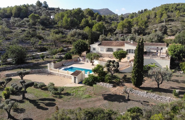 Rural villa with private outdoor pool, separate annexe and vast outdoor spaces