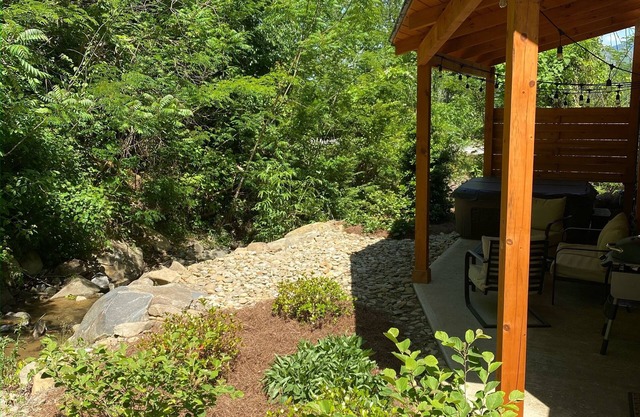 Rushing Creek Sounds + Early Check-In+ HotTub + Dtown Edge + GSMNP+ King Bds
