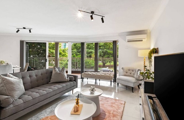 Russells Place Central 2 bedroom apt w Carpark